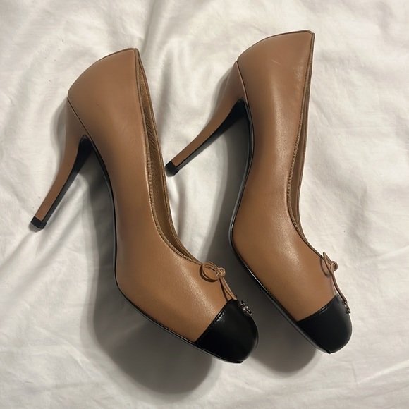 Chanel - Interlocking CC Logo Leather Pumps - Picture 5 of 8